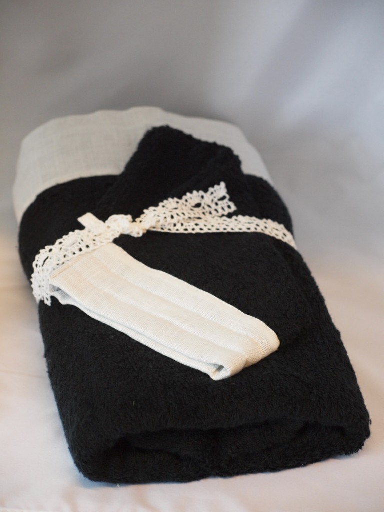 zwarte handdoek en washand